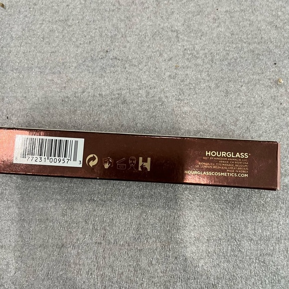 Hourglass Vanish Airbrush Concealer Cream 1.5 - [6ml] - Picture 4 of 9